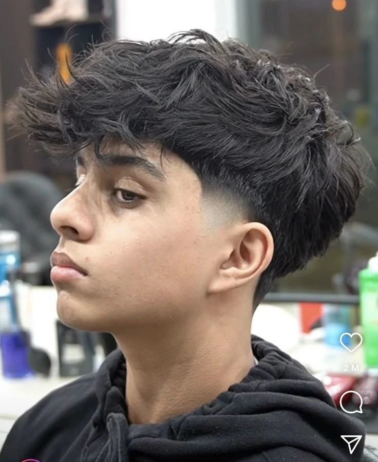 Corte de pelo Blowout con degradado, ideal para un look moderno y elegante con volumen en la parte superior y lados más cortos.