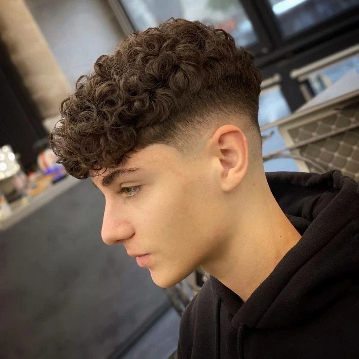 Corte de pelo bajo con ondas, ideal para mantener el cabello ondulado con un estilo limpio y dinámico.