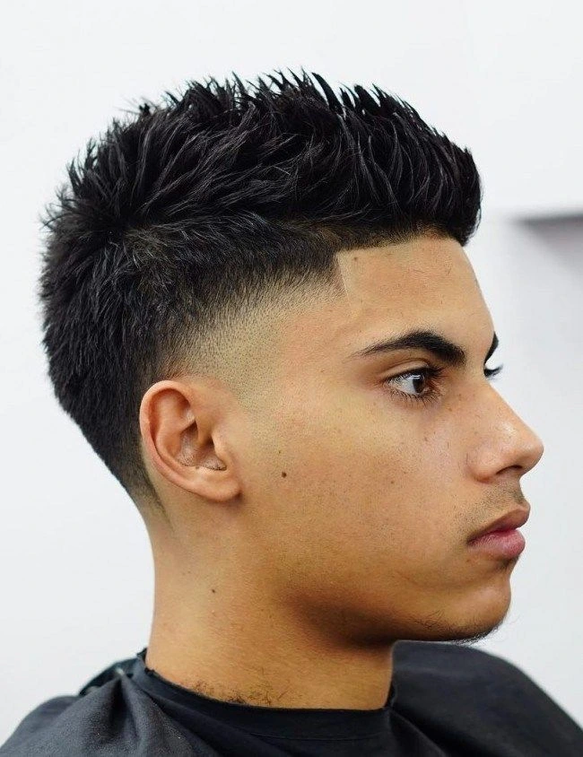 Corte de pelo bajo con puntas, dándole un look atrevido y moderno.