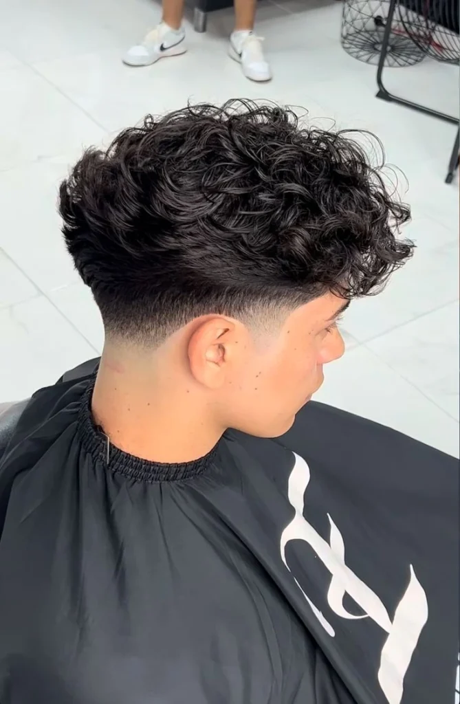 Corte de pelo alto degradado clásico, con un acabado limpio y nítido en los lados, ideal para un look profesional. Corte de Pelo con Degradado Alto