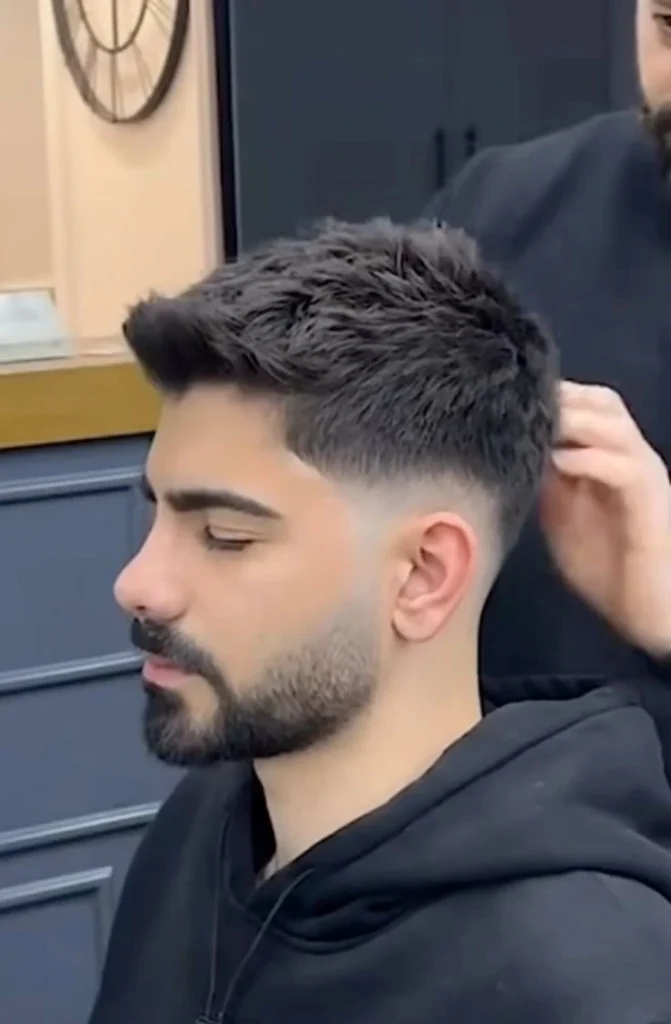 Corte de pelo alto degradado con raya lateral, creando un look sofisticado y elegante para hombres de cualquier edad. Corte de Pelo con Degradado Alto