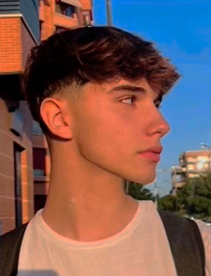 Corte de pelo low fade analógico, con una transición suave y una parte superior escalonada, para un estilo retro y sofisticado.