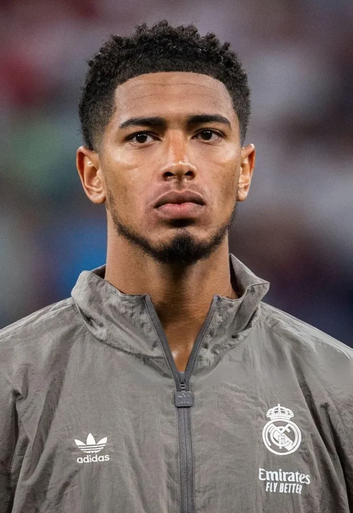 Corte de pelo de Jude Bellingham, fade con textura en la parte superior.