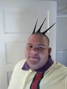 Corte de pelo Goofy Ahh estilo Mullet, con un toque único y atrevido, combinando el cabello largo en la parte posterior y un degradado en los lados para un look llamativo y creativo.