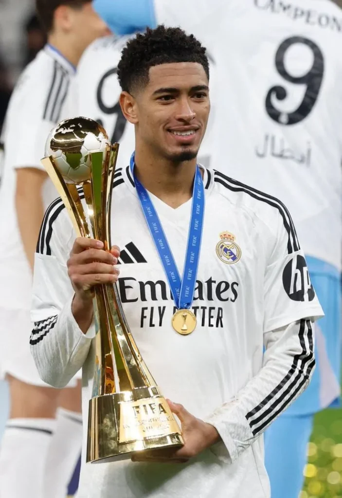 Joven con corte de pelo estilo Jude Bellingham, corto en los lados y largo en la parte superior.