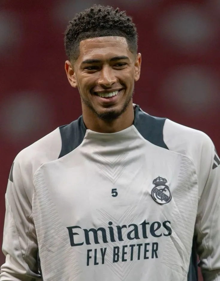 Imagen de Jude Bellingham con corte de pelo limpio y elegante, ideal para todo tipo de rostro.