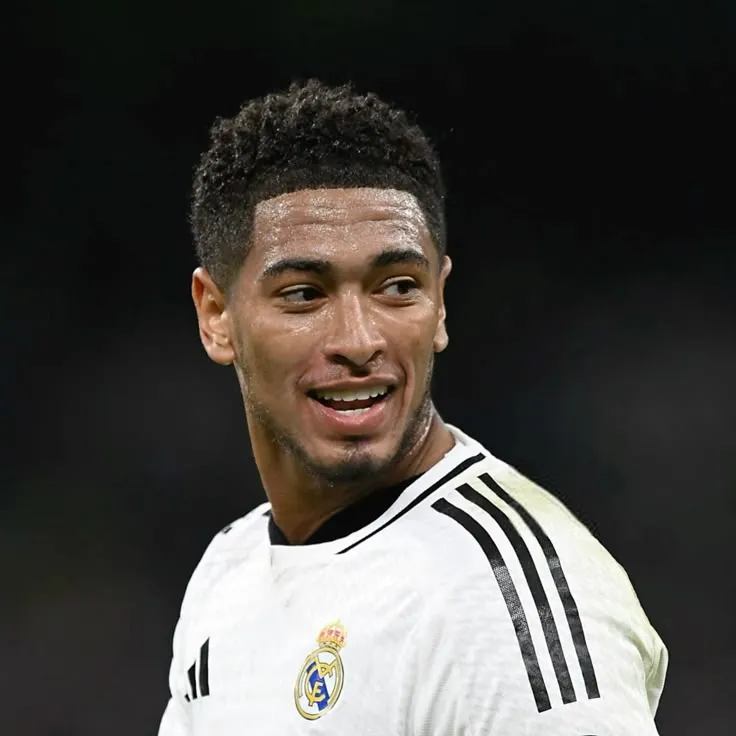 Estilo de corte de pelo de Jude Bellingham, mostrando el degradado y la textura perfecta en la parte superior.