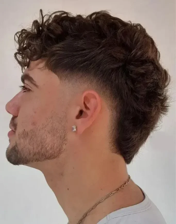 Corte de pelo mullet con degradado, estilo moderno con los lados desvanecidos y la parte posterior más larga, ideal para un look contemporáneo y estilizado.