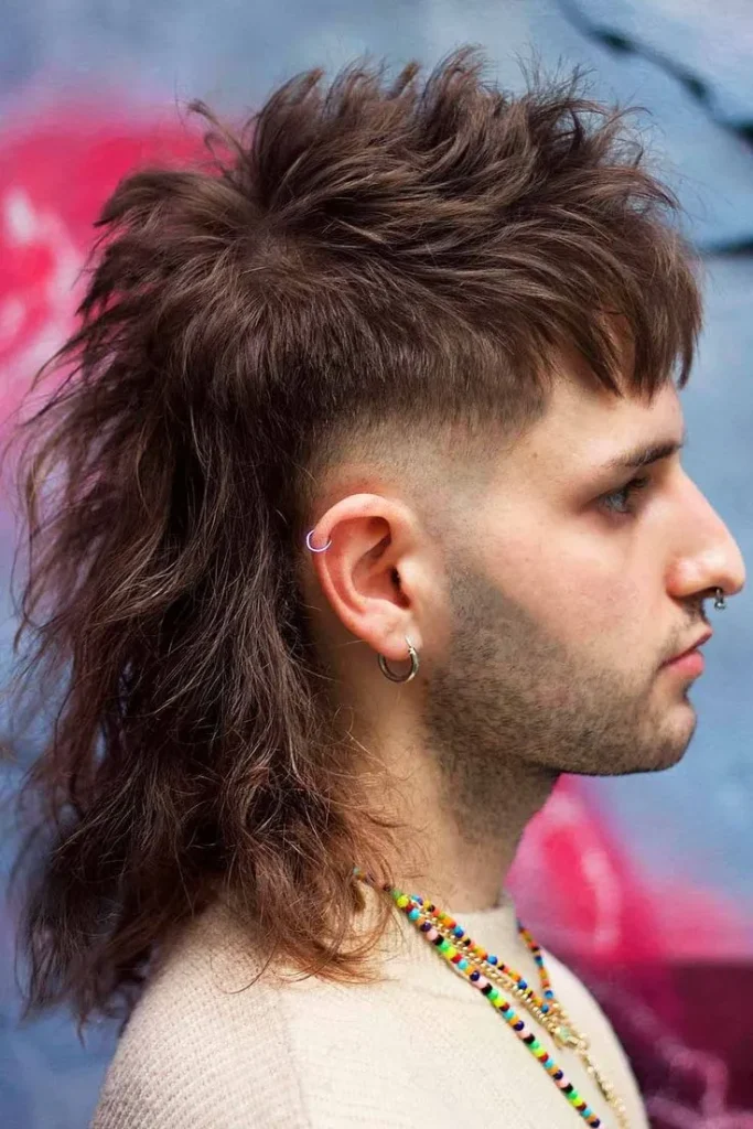 Corte de pelo mullet desgreñado, con capas desordenadas que dan un estilo desenfadado y moderno, ideal para quienes buscan un look relajado y con volumen.