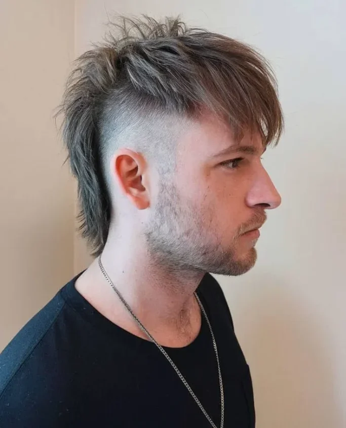 Corte de pelo mullet punk rock, un estilo atrevido y rebelde con líneas marcadas, perfecto para quienes buscan un peinado fuera de lo común y lleno de actitud.