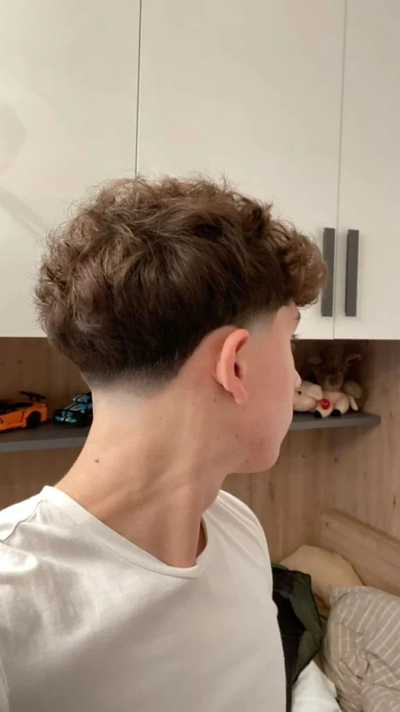 Corte de pelo low fade corto, perfecto para un look pulido y fácil de mantener con lados bien degradados y un acabado limpio.