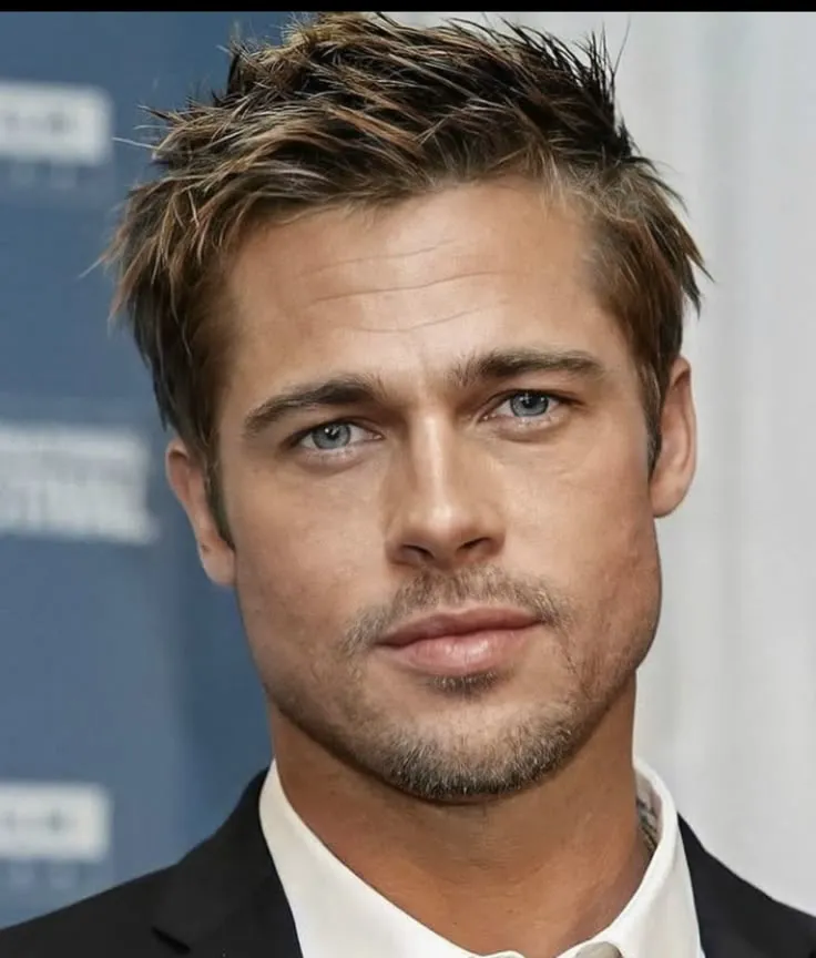 Estilo de corte de pelo Tyler Durden con textura desordenada y puntas sueltas.